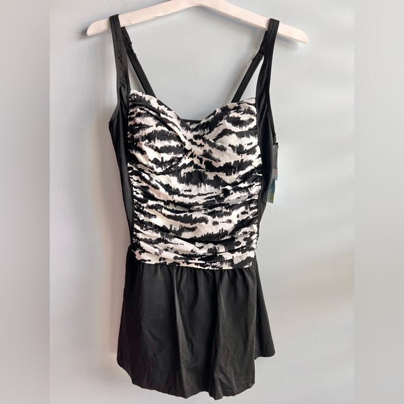 SWIM SOLUTIONS Printed Tummy-Control Twist-Bra One-Piece Swimdress - Picture 2 of 9